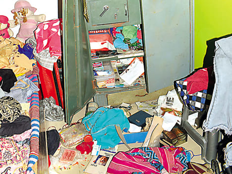 cash and jwellery theft from cable man house