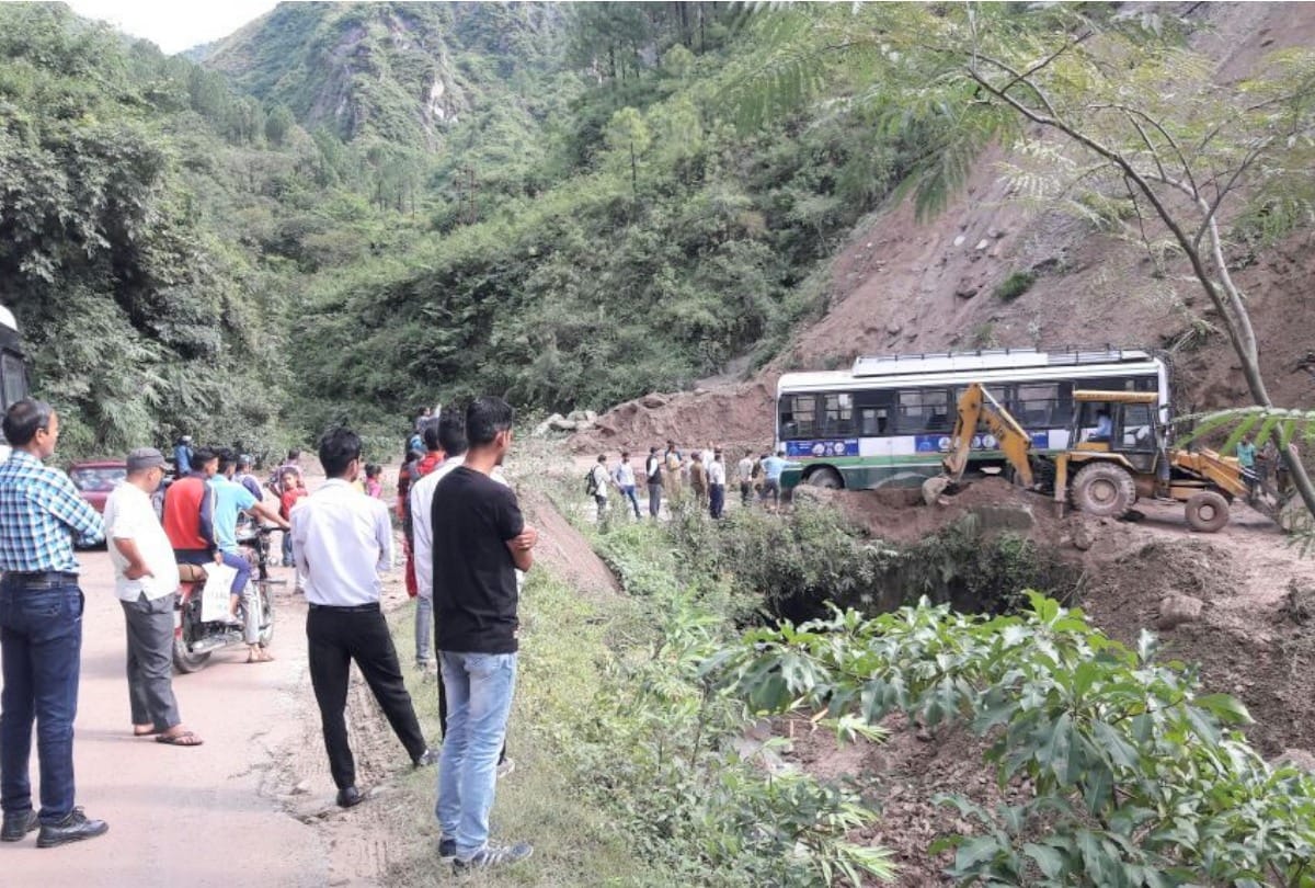 मैगल में दलदल में फिसल गई बस, 40 यात्री बाल-बाल बचे