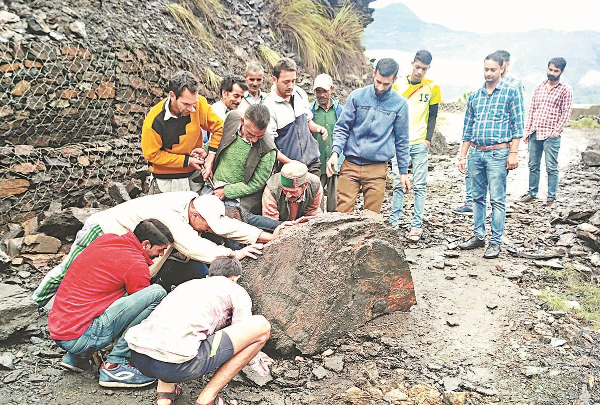 रोहडू उपमंडल की एक दर्जन से अधिक सडके वाहनों के लिए बंद
