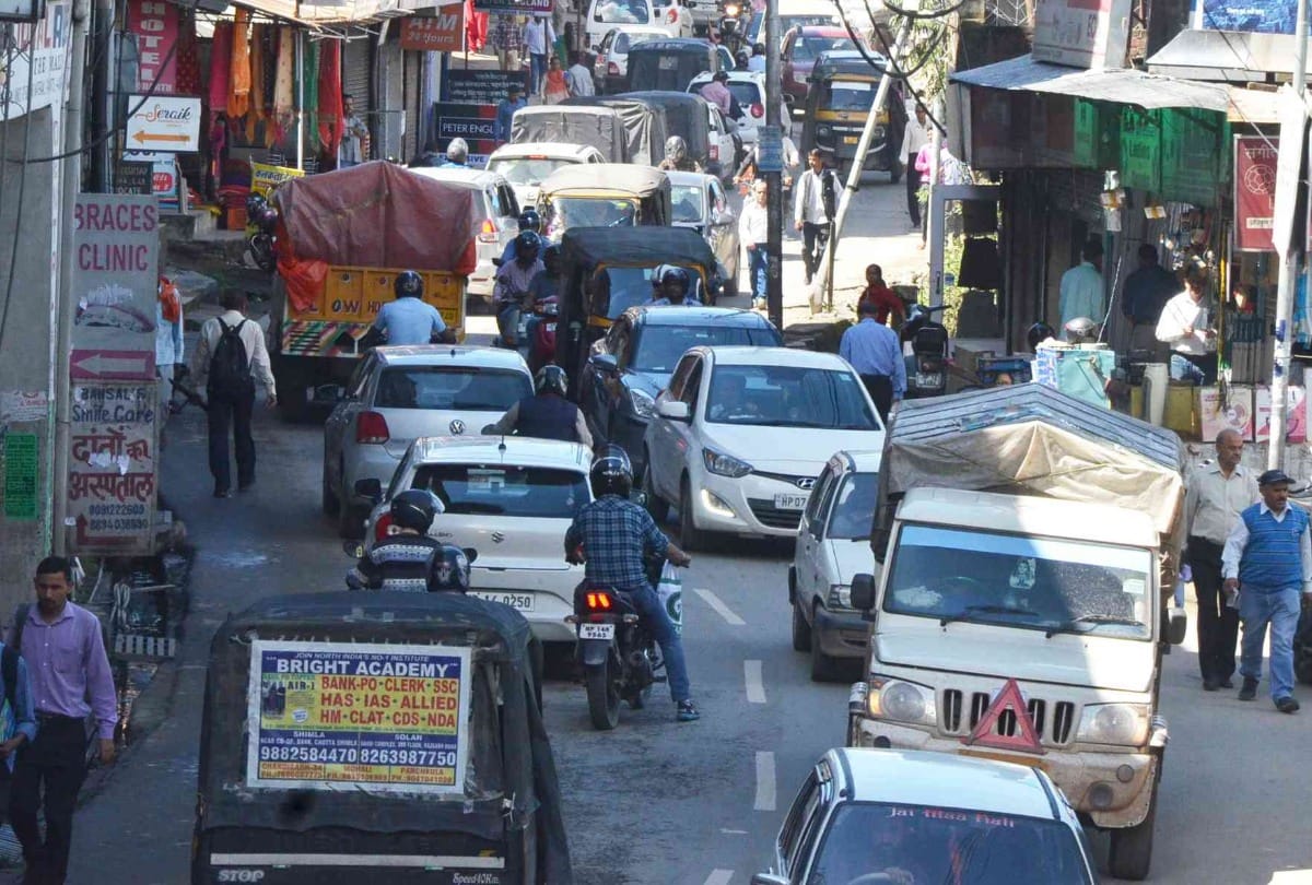 कालका-शिमला एनएच पर बरसे पत्थरों से दो कारें क्षतिग्रस्त, लंबा जाम लगा