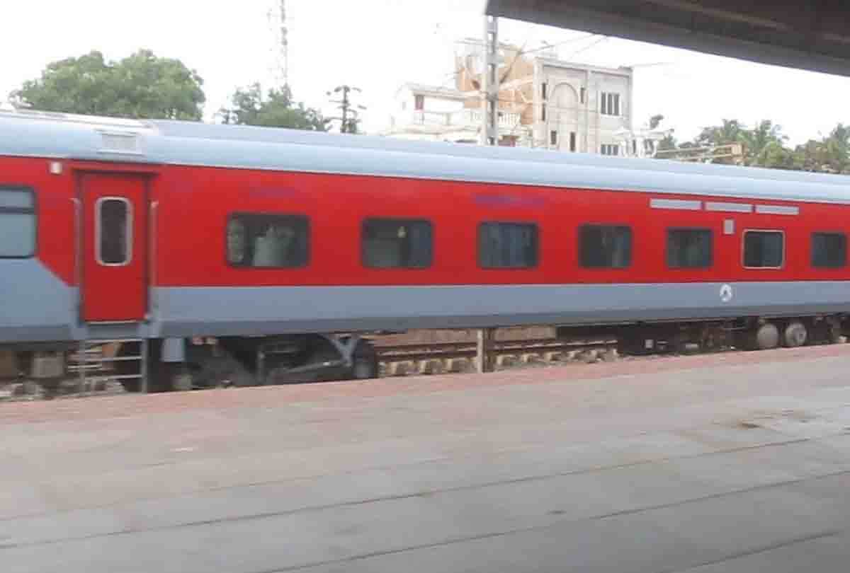 Theft in Purushottam Express man complaint on Twitter