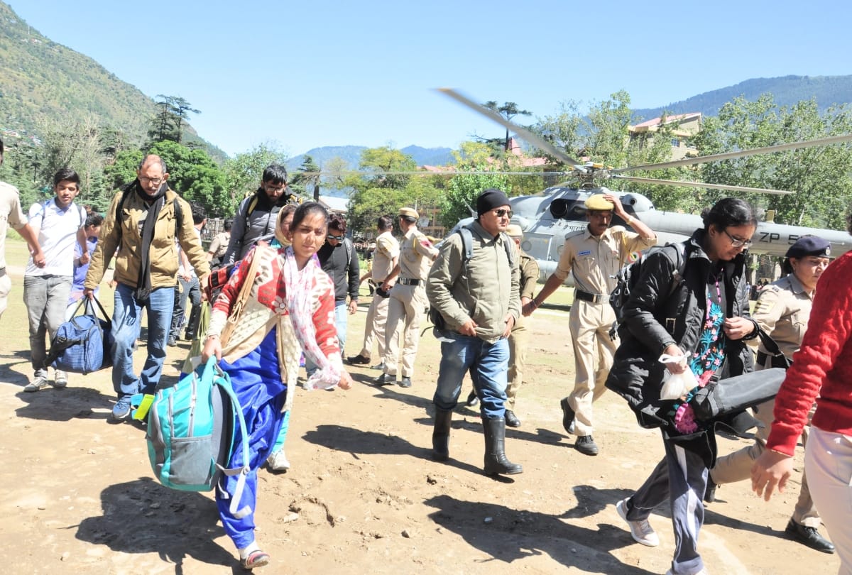 seven hundred eighty one peoples rescued stuck in lahaul and holi himachal