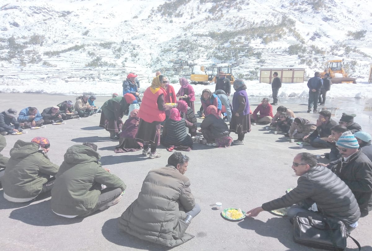500 people still stuck in lahaul including children and women