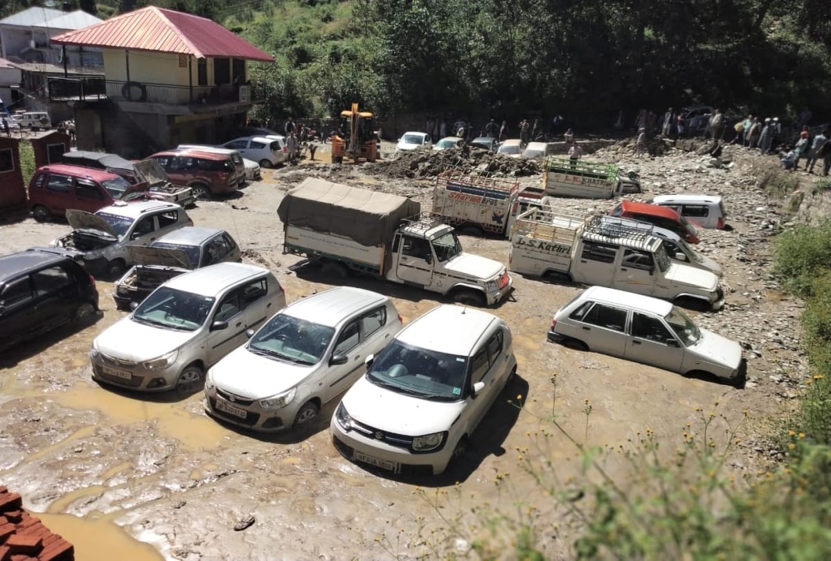 cloud burst in kotkhai shimla twenty seven vehicle and shops damaged