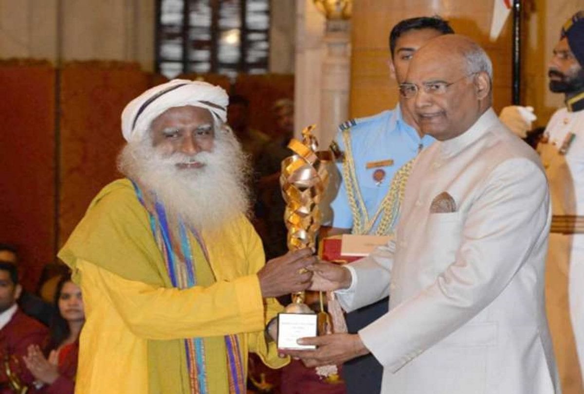 sadhguru get Khel Protsahan Puraskar by president of india for Isha Outreach