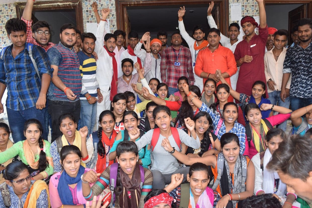 छात्रसंघ चुनाव के लिए कलेक्ट्रेट में प्रदर्शन