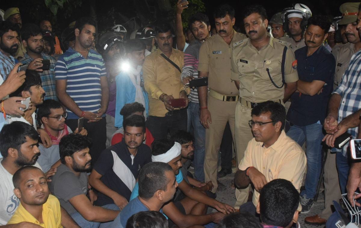 Varanasi district magistrate meet protester students at midnight in BHU