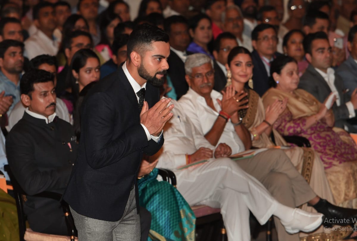 Bollywood actress anushka sharma photo viral in khel ratna award program