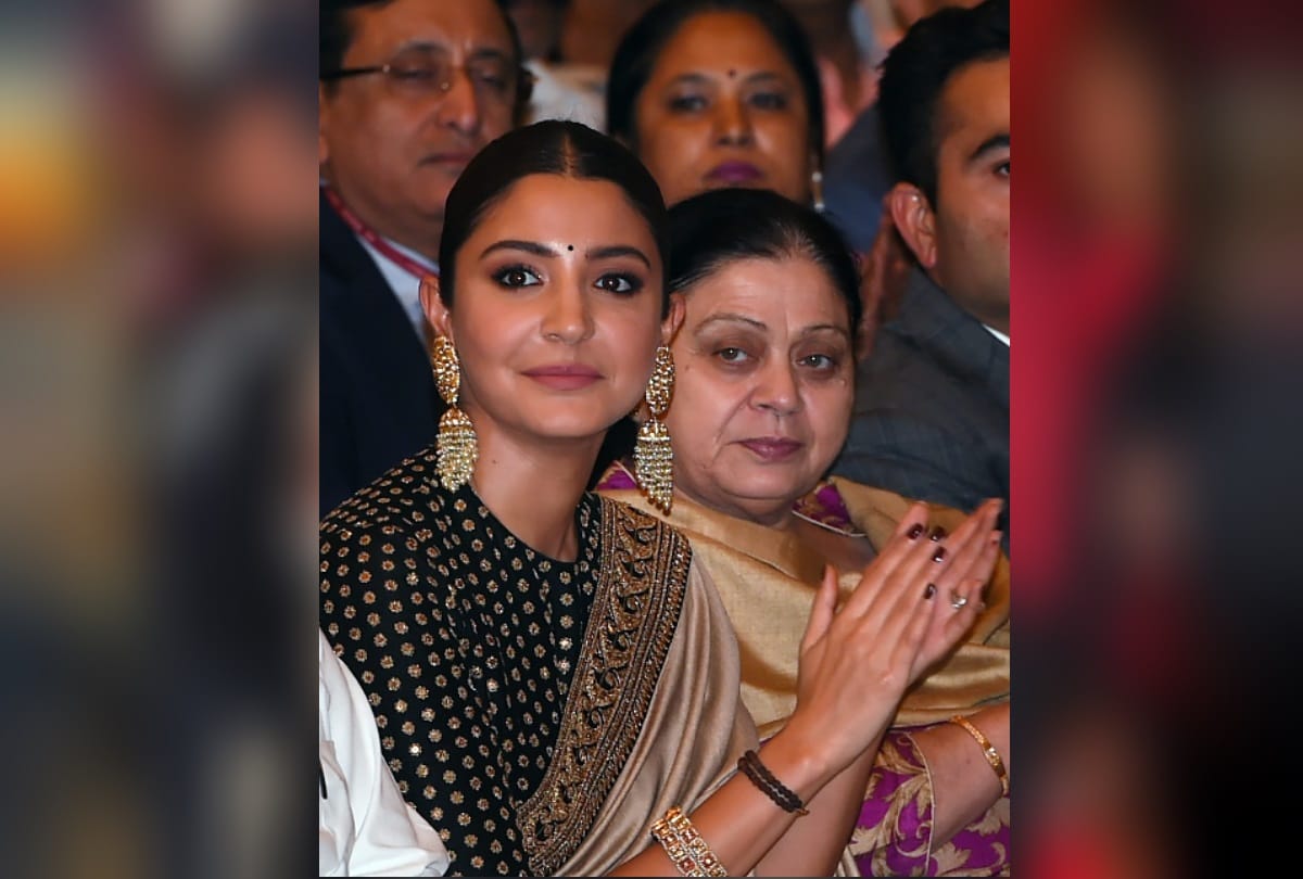 Bollywood actress anushka sharma photo viral in khel ratna award program