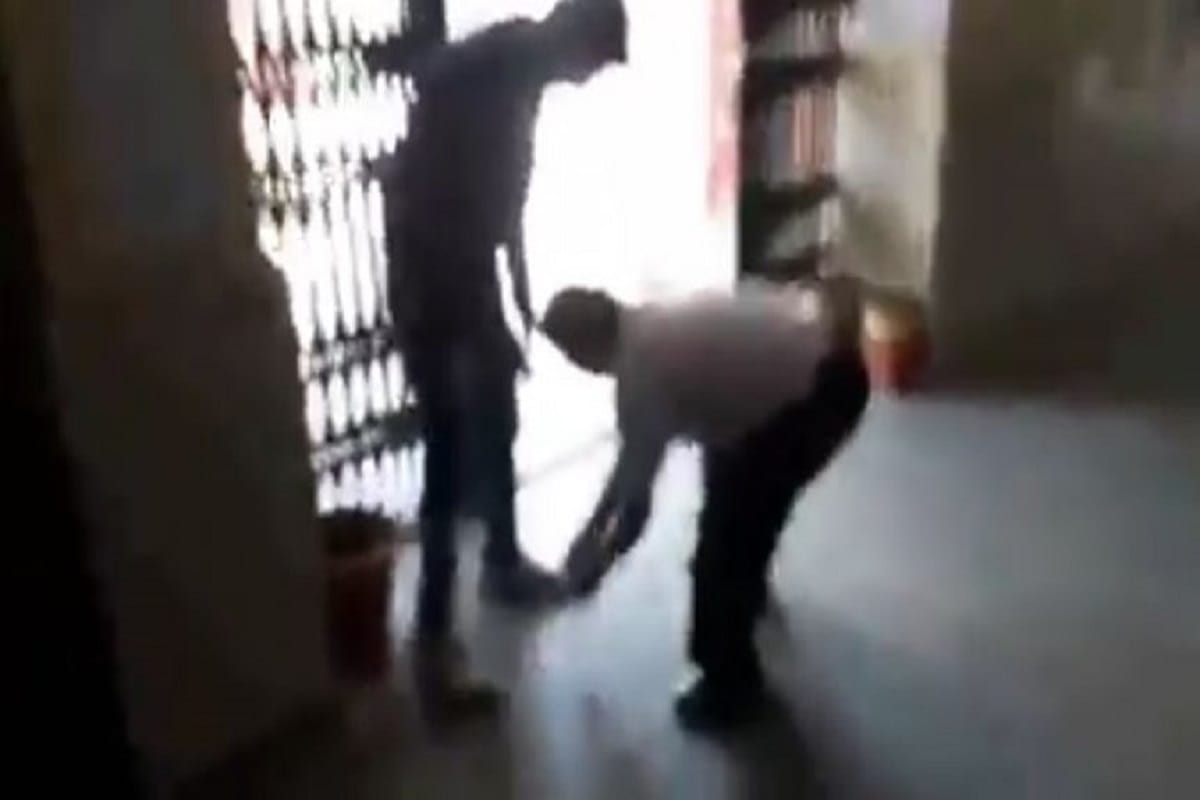 ABVP activists called professor anti national, professor showed Gandhigiri
