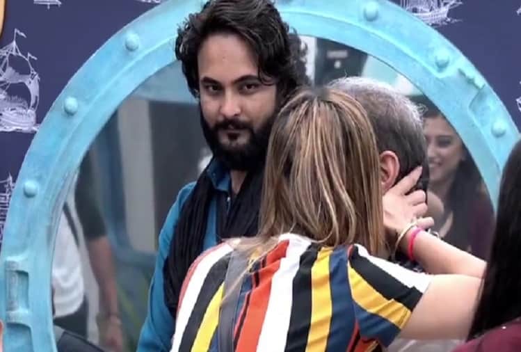 Bigg Boss 12 Jasleen Matharu kissing Anup Jalota in front of housemates