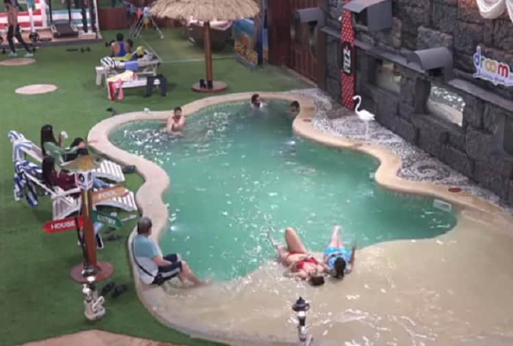 Bigg Boss 12 Jasleen Matharu and Roshmi Banik in bikini