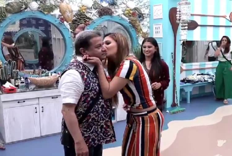 Bigg Boss 12 Jasleen Matharu kissing Anup Jalota in front of housemates