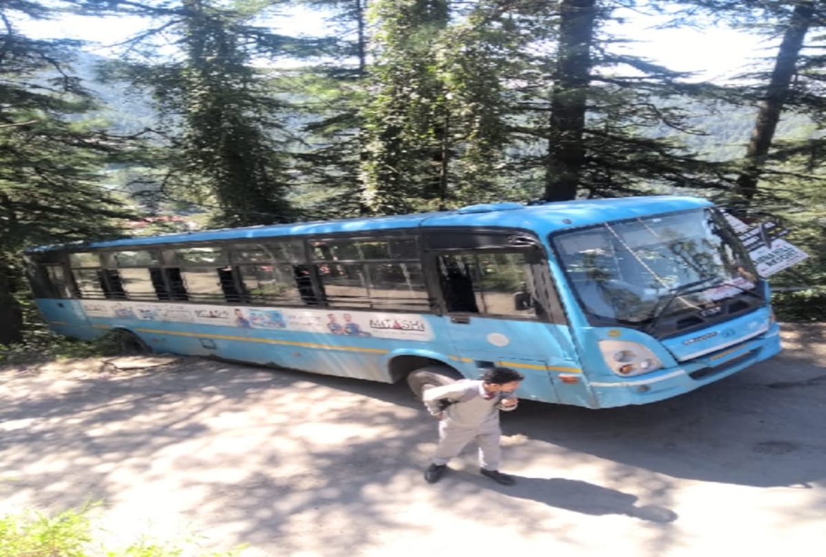 लोकल बस को बंद करने की मांग पर उपायुक्त को सौंपा ज्ञापन