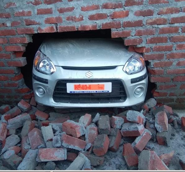 रास्त-मानल मार्ग पर गिरी चट्टान, कार को नुकसान