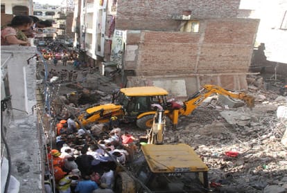 under construction building collapsed in delhi swaroop nagar