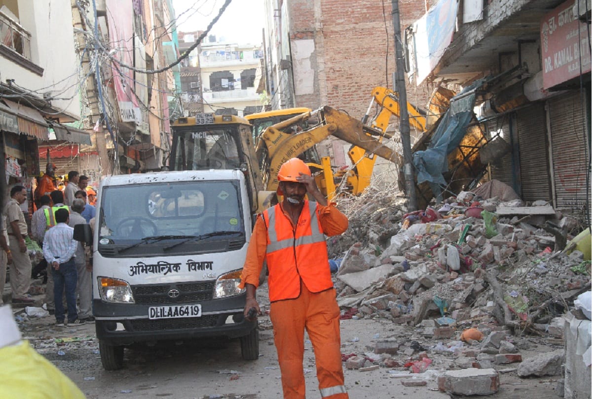 Five storey building collapsed in delhi ashok vihar, seven dead including 4 child