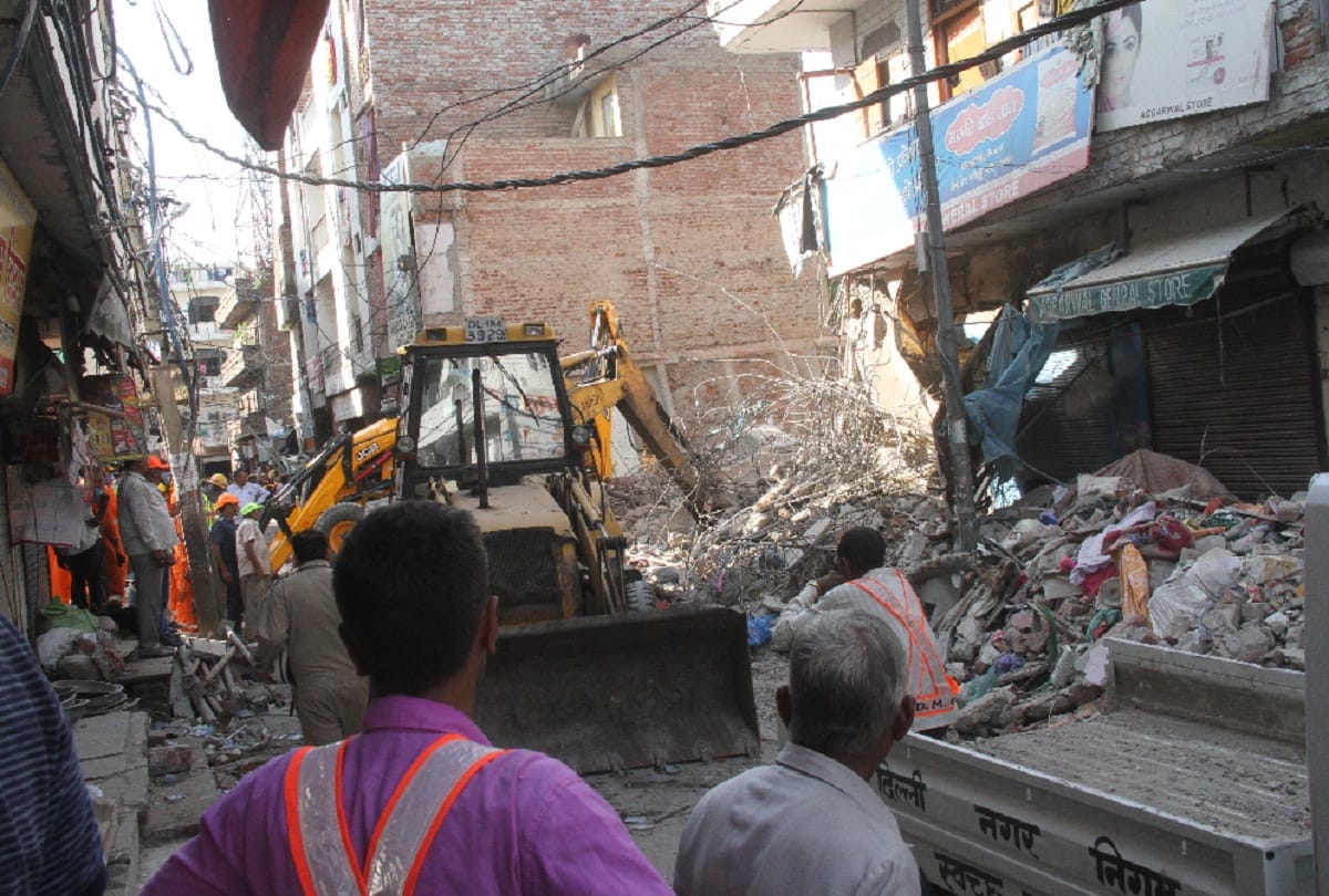 Five storey building collapsed in delhi ashok vihar, seven dead including 4 child
