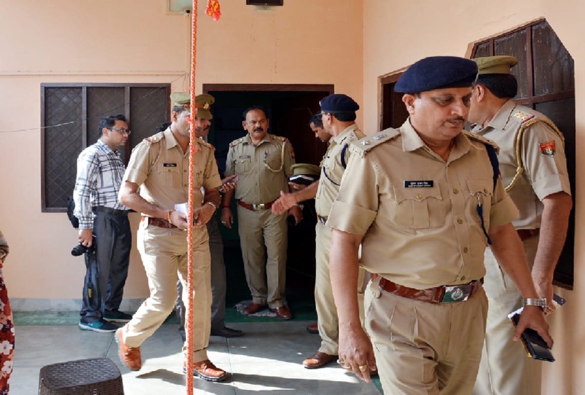 constable committed suicide in Muzaffarnagar and see photos