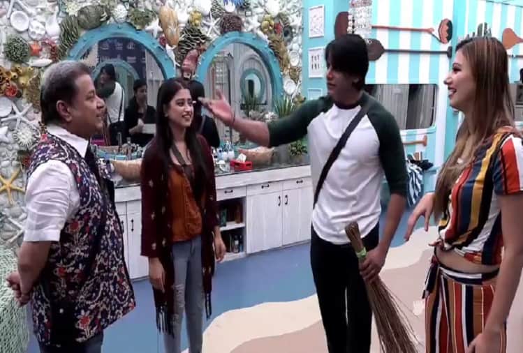 Bigg Boss 12 Jasleen Matharu kissing Anup Jalota in front of housemates