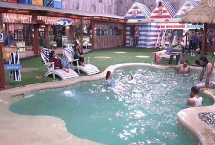 Bigg Boss 12 Jasleen Matharu and Roshmi Banik in bikini