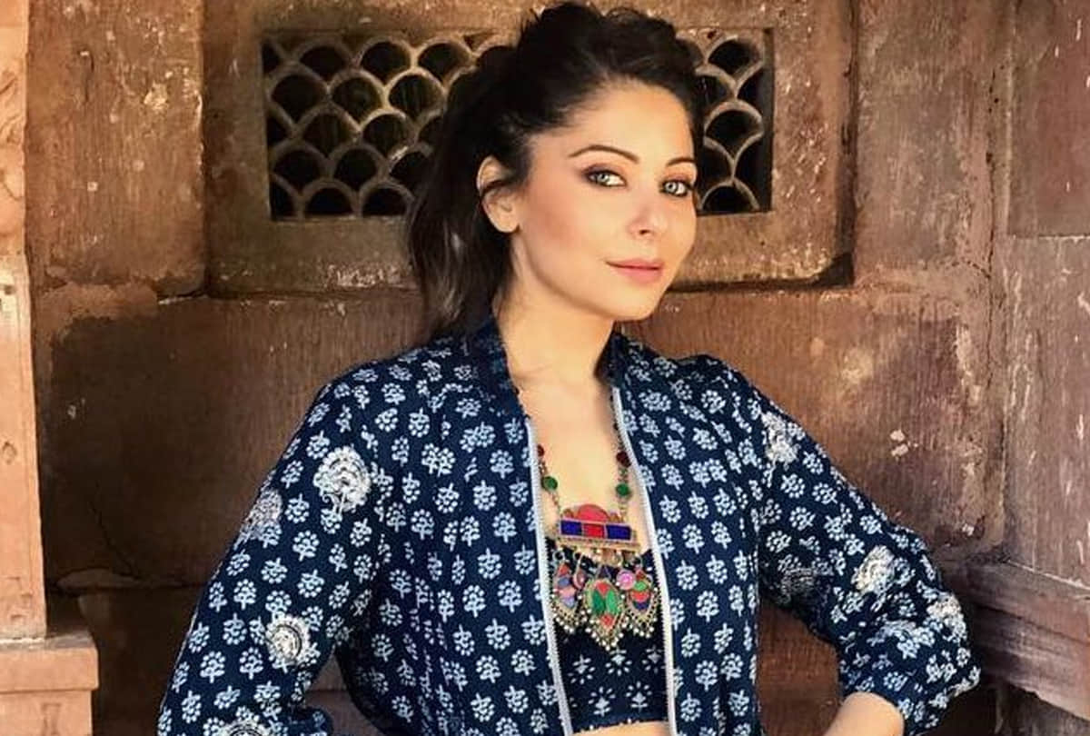 Bollywood singer kanika kapoor statement about anoop jalota