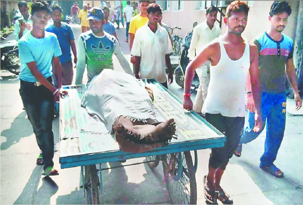 Dead Body carried on barrow from government Hospital in rishikesh