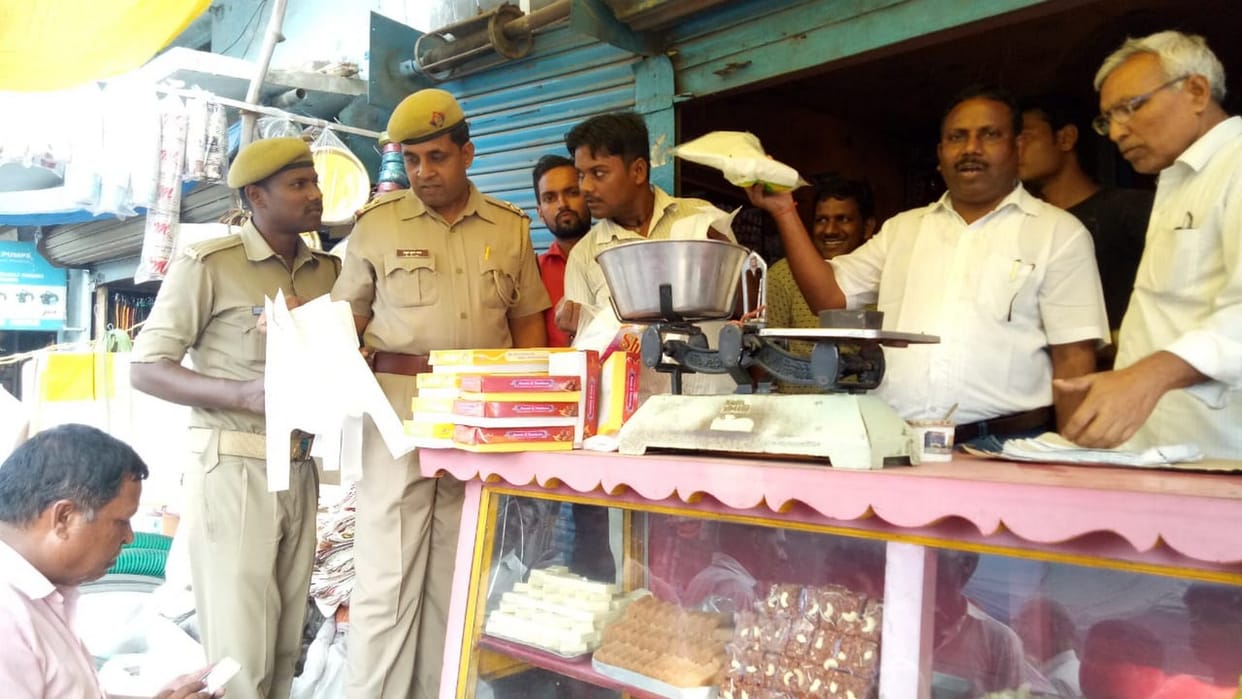 प्रतिबंधित पालिथिन की बिक्री करते पांच लोग धराए