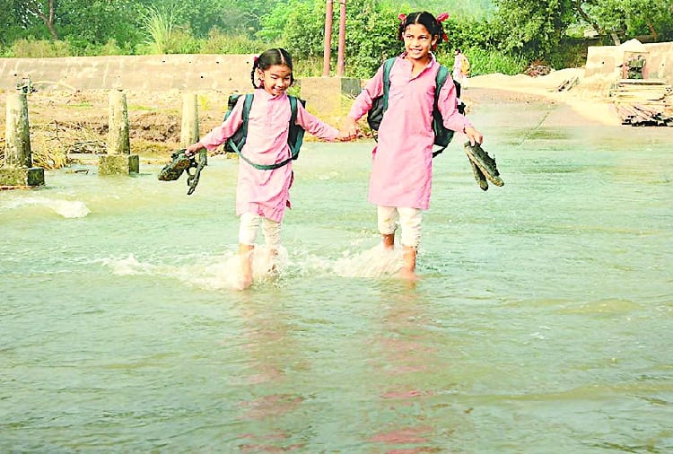जान जोखिम में डाल खड्ड पार कर रहे बच्चे