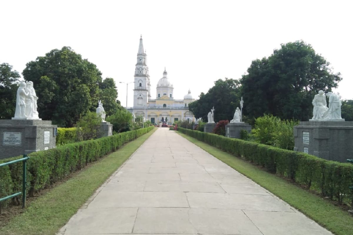 Tourist places near Meerut Gandhari pond and bungalow of Mrs. Chamber's is must to vist
