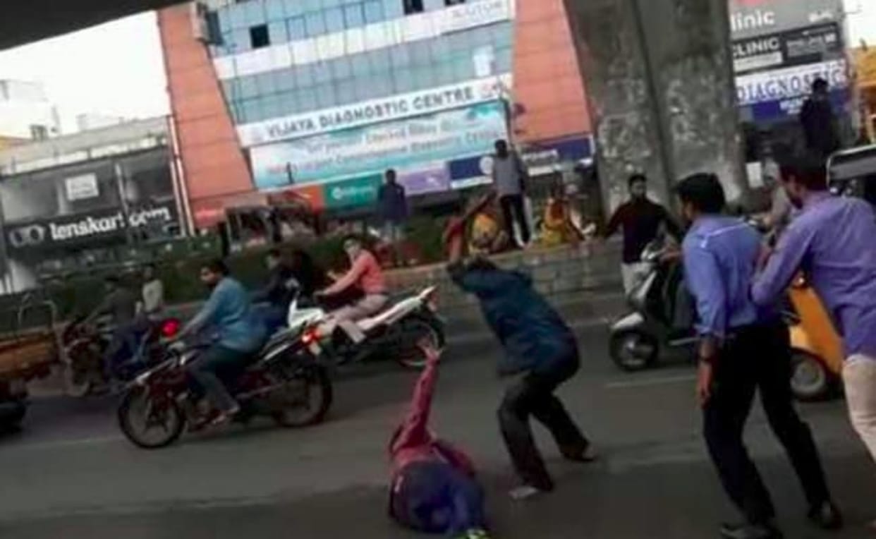 Man was being butchered in Hyderabad busy road, cops went to get batons