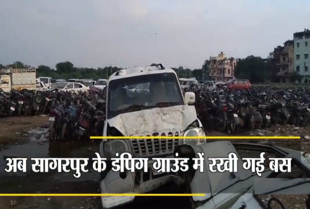 Bus which was used in nirbhaya case is now abondoned  and is in pathetic condition proves photo