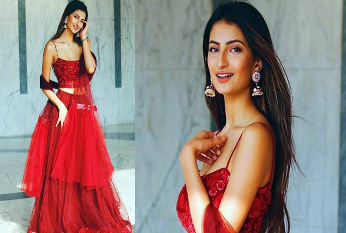 shweta tiwari daughter palak tiwari pose in pool with bikini photos viral
