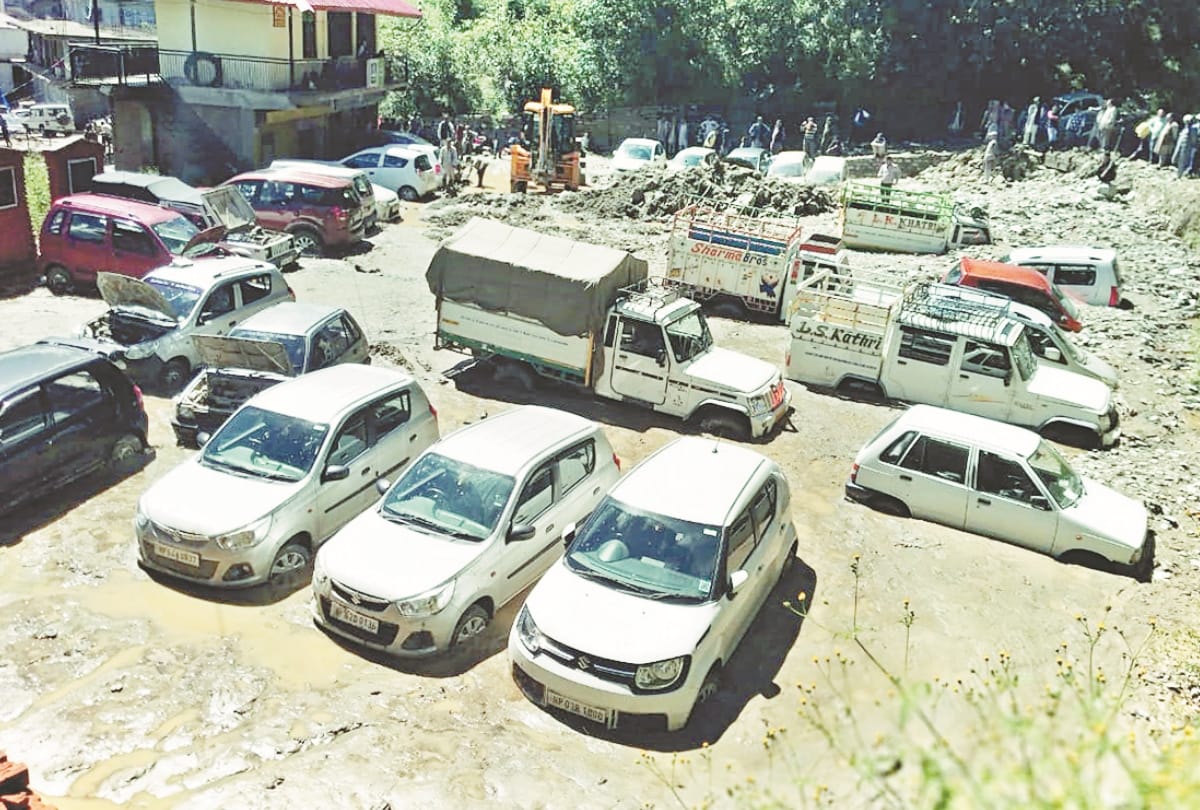 बादल फटने से क्यारी में गाड़ियां व दुकाने क्षतिग्रस्त