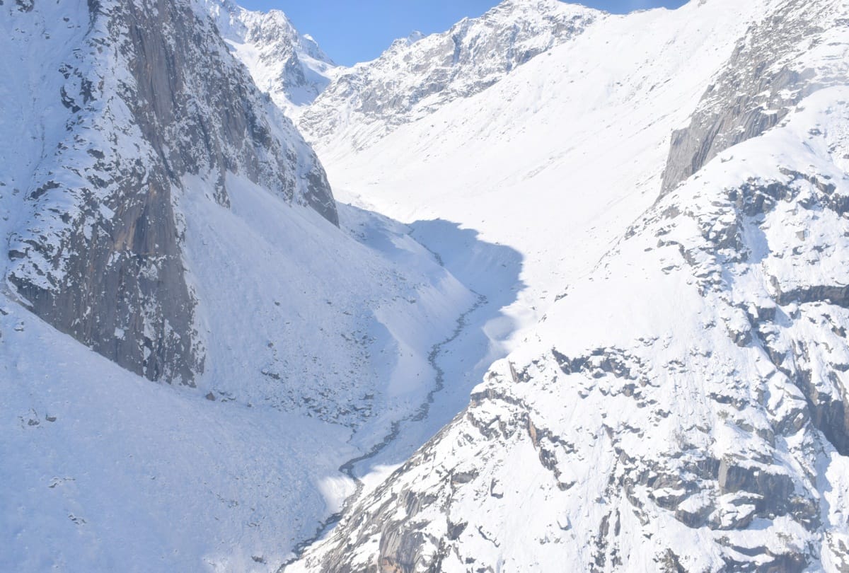 Hundred shepherd stranded at an altitude of 18 thousand feet in muraaladhaar kangra