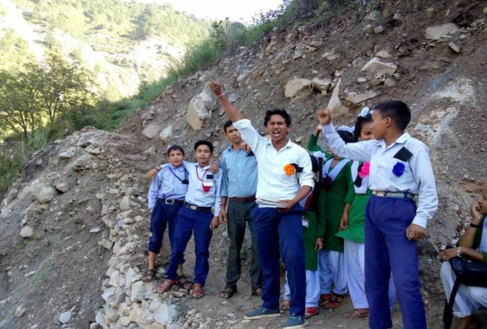 Students study on road and protest in kotdwar 