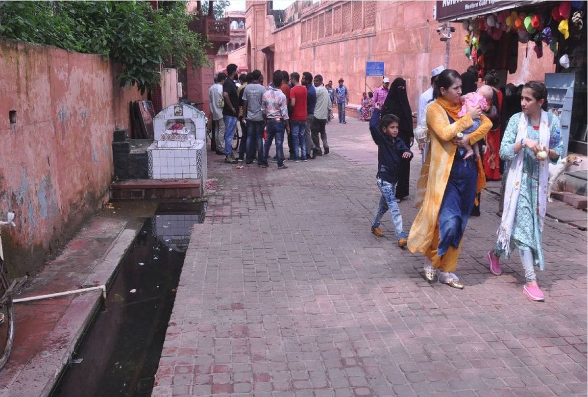 illegal guide and lapka active on Taj Mahal, Agra fourt, fatehpur sikri