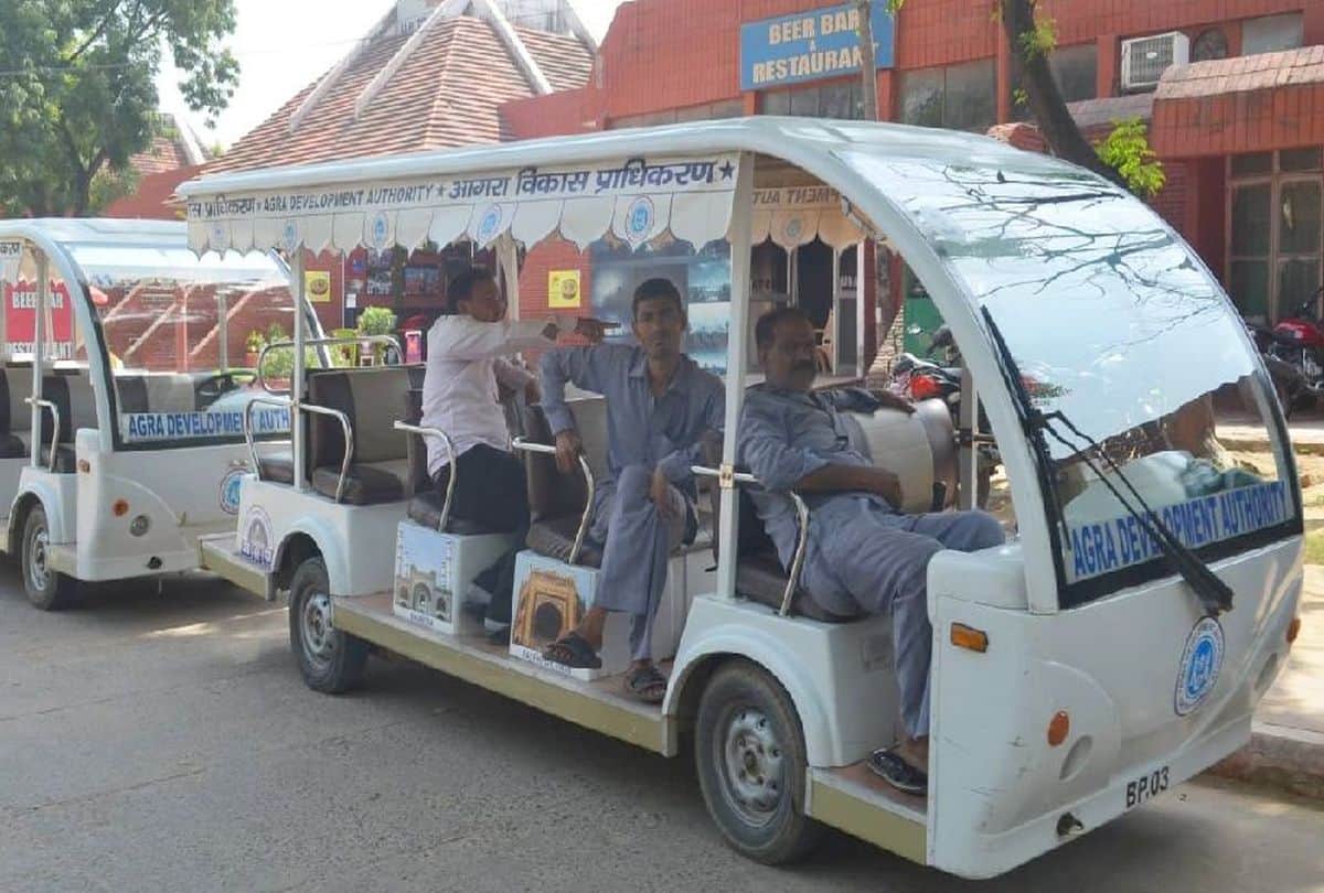 thirty one thousand tourists visited the Taj Mahal in one day