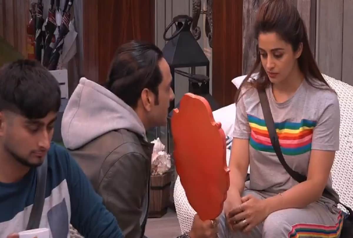 bigg boss neha pendse is new captain of house romil and niral will go jail