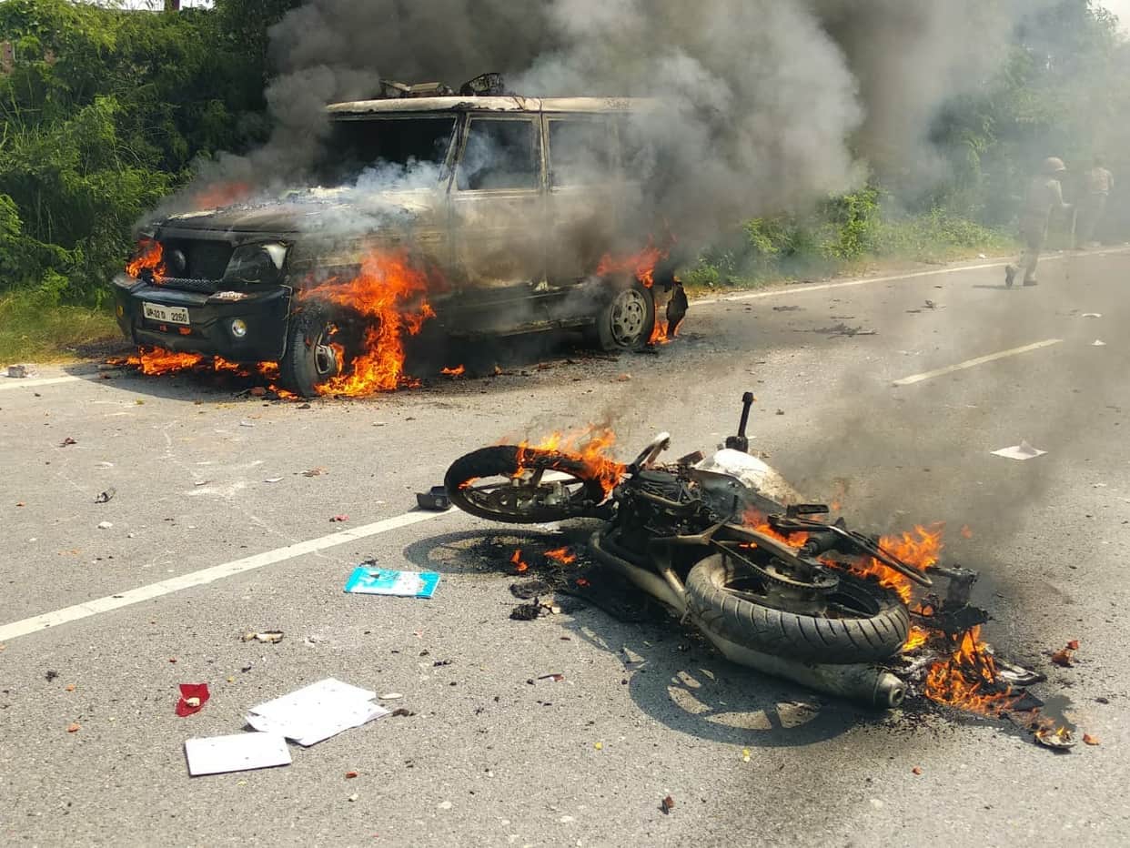 Villagers attack on police after school van accident in mau uttar pradesh