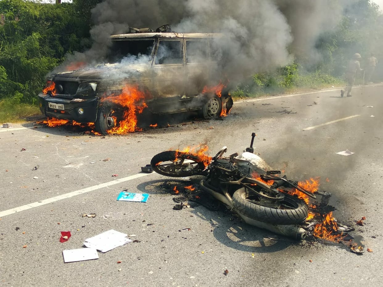 Villagers attack on police after school van accident in mau uttar pradesh
