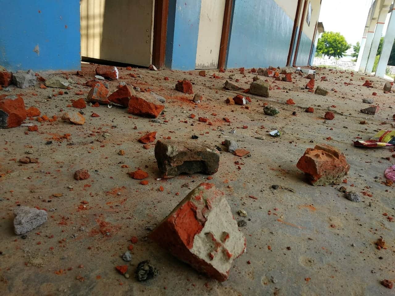 villagers attack on police after rumor of accident at mau in uttar pradesh