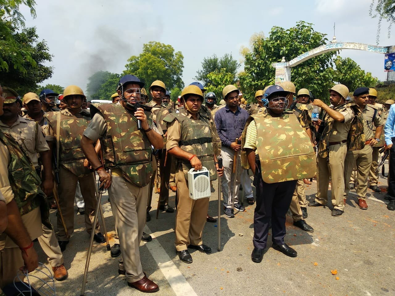 Villagers attack on police after school van accident in mau uttar pradesh