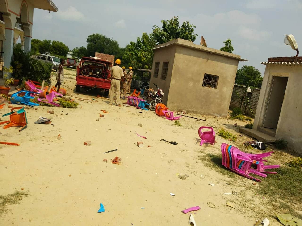 Villagers attack on police after school van accident in mau uttar pradesh
