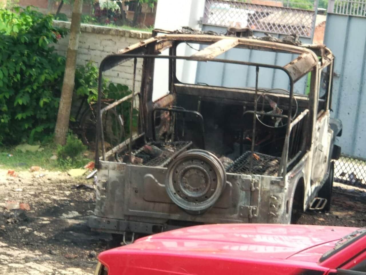 Villagers attack on police after school van accident in mau uttar pradesh