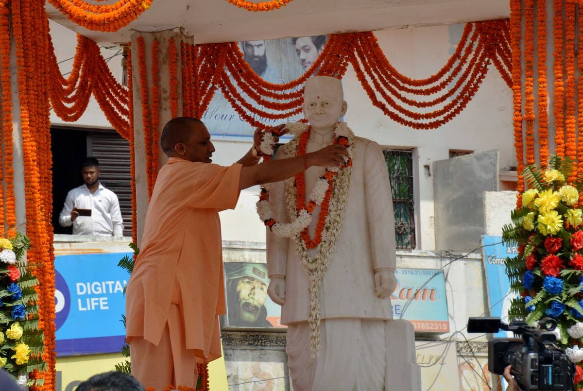 Cm yogi arrived varanasi for inaugurate lal bahadur shastri museum