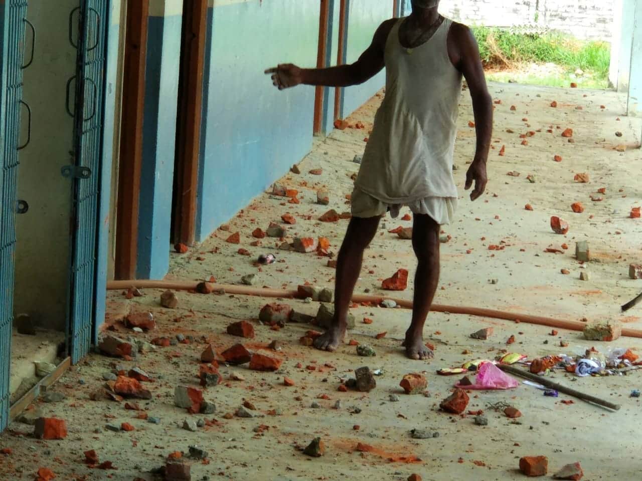 villagers attack on police after rumor of accident at mau in uttar pradesh