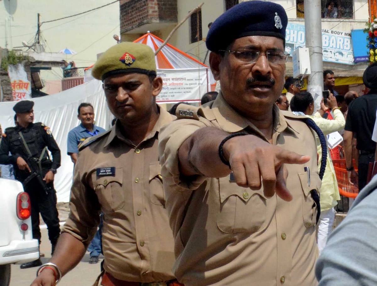 varanasi SP city misbehave with media persons in presence of CM yogi
