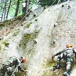 सर्जिकल स्ट्राइक का डेमो दिखाते सैनिक।