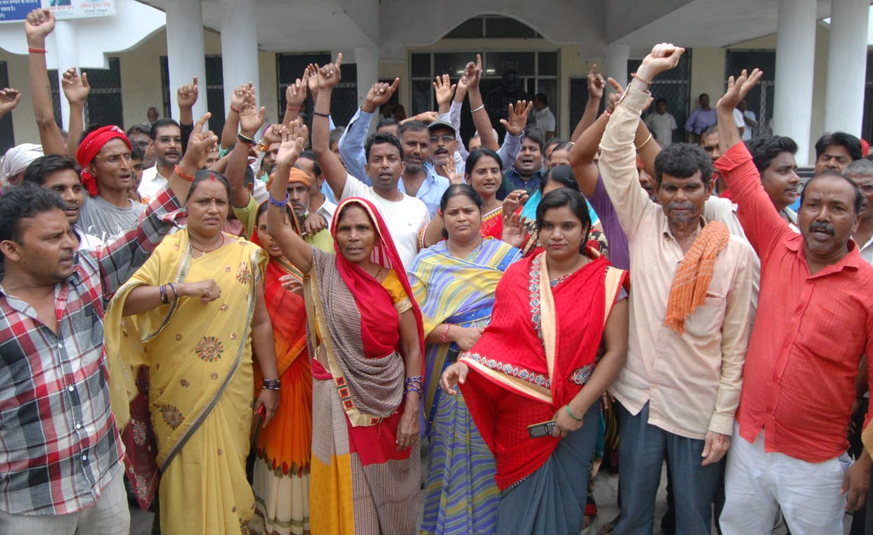 सभासद ने चालक को पीटा, पालिका कर्मचारी हड़ताल पर